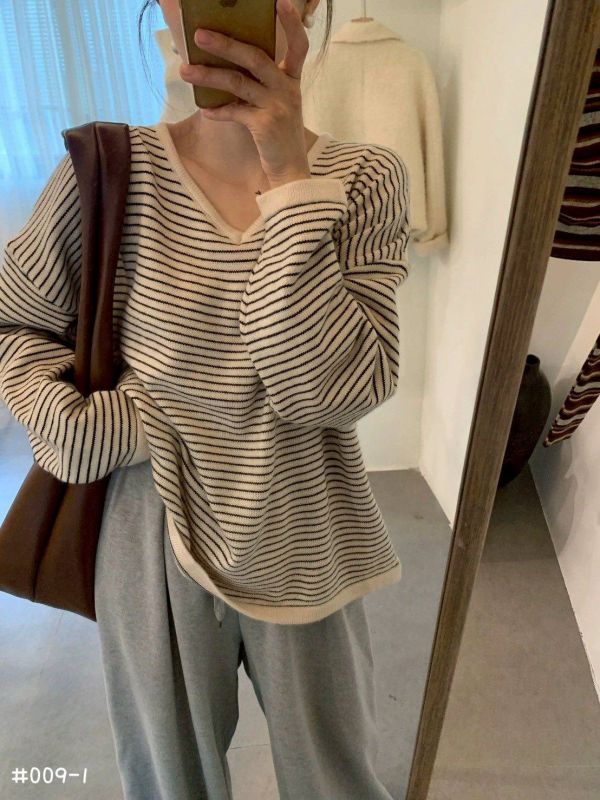 05120711｜秋冬〃009韓系細條紋側開衩上衣｜F 條紋針織, V領毛衣, 韓系上衣, 落肩毛衣, 顯瘦上衣, 寬鬆針織, 女生上衣, 秋冬穿搭