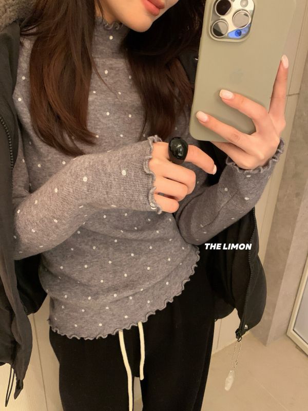 05110601┃LEMON〃8367波點雲感高彈木耳邊打底上衣 波點上衣、高領針織、打底上衣、天絲羊毛、韓系上衣、秋冬新款、木耳邊上衣、保暖內搭、甜美針織衫、長袖上衣