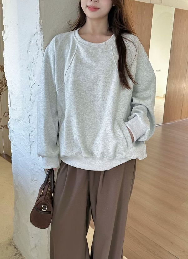 05113001｜YUAN〃3189後小標車線斜口袋上衣｜F 刷毛衛衣
大學T
口袋衛衣
圓領刷毛上衣
秋冬女裝
保暖上衣
寬鬆顯瘦
百搭素面
內刷毛衛衣
長袖上衣