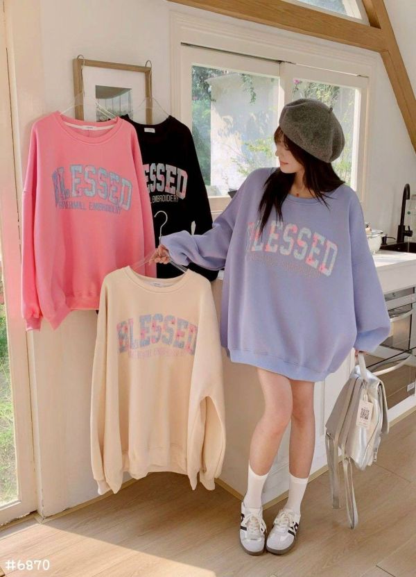 05120712｜秋冬〃6870BLESSED字母刺繡貼布厚刷毛大學T｜F 刷毛大學T, 字母衛衣, 寬鬆衛衣, 韓系衛衣, 顯瘦上衣, 蓬袖上衣, 秋冬穿搭, 休閒上衣