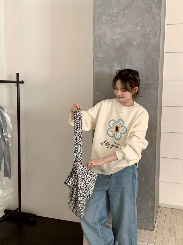 05121001｜秋冬〃電繡花朵加絨大學T｜F 韓系衛衣, 刺繡衛衣, 小花刺繡, 大學TEE, 刷毛衛衣, 寬版上衣, 顯瘦穿搭, 冬季保暖上衣, 女生衛衣, 休閒百搭, 韓風上衣, 加厚衛衣, 內刷毛, 落肩版型, 日系學院風