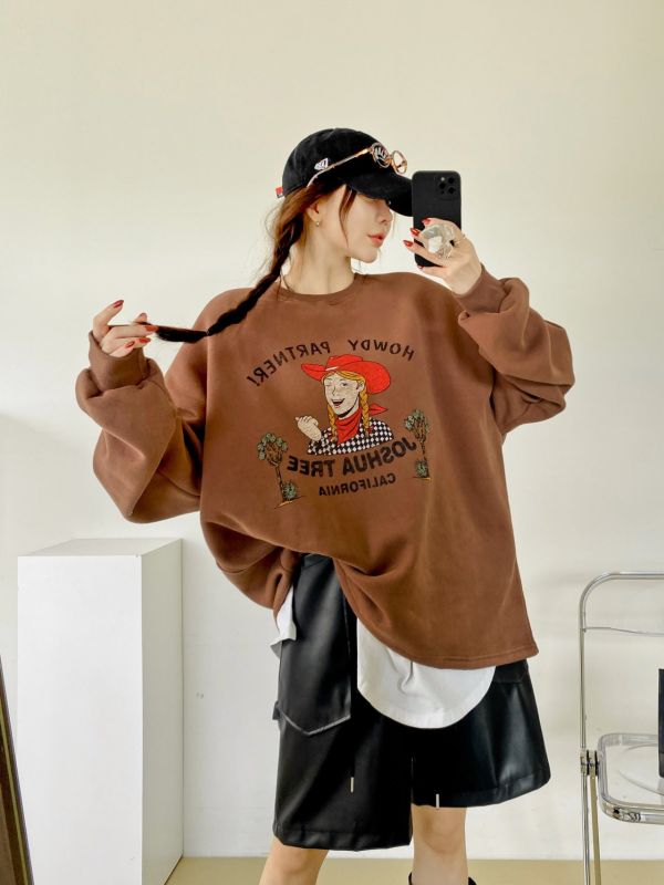 韓┃N9〃三色加絨牛仔女孩T┃F 韓國加絨上衣, 女生大學T, 美式印花衛衣, HOWDY PARTNER, JOSHUA TREE, 韓國女裝, 保暖圓領T, 寬鬆版衛衣, 秋冬加厚上衣, 韓系穿搭, 棕色衛衣, 奶灰色衛衣, 墨灰大學T, 女裝加絨長袖