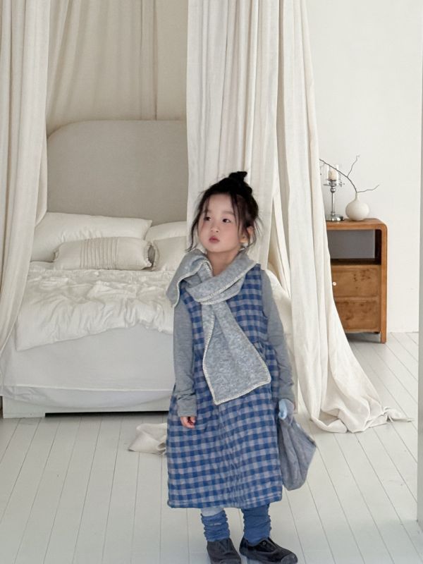 05120205｜KUMAI秋冬〃D26藍色格子背心裙｜90-150 童裝背心裙, 格紋洋裝, 中大童洋裝, 鋪棉背心, 秋冬童裝, 公主裙, 層次穿搭, 內搭洋裝, 女童穿搭, InBaby童裝