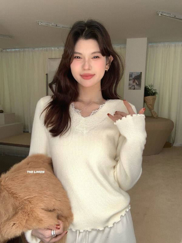 05120702｜LEMON〃6891氣質蕾絲V領軟糯顯瘦針織上衣｜F 蕾絲針織, V領針織, 韓系上衣, 女生針織衫, 修身上衣, 顯瘦穿搭, 長袖上衣, 百搭上衣, 內搭上衣, 秋冬針織
