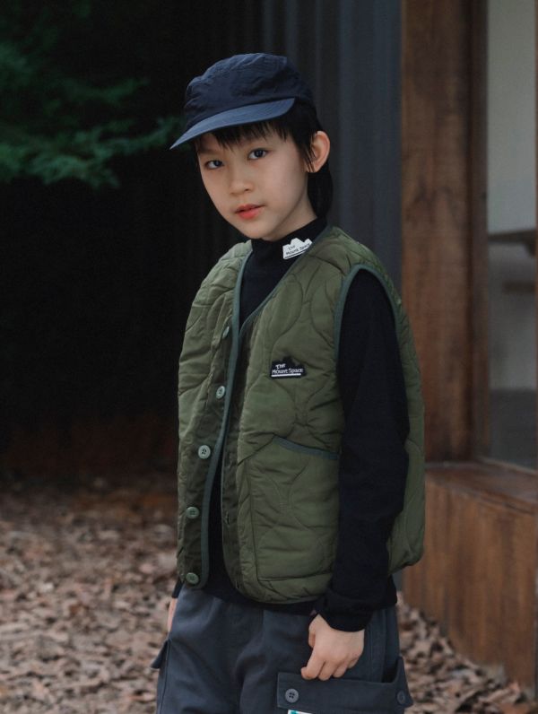 05121104｜秋冬〃6044兩色拼接夾棉背心｜110-170 兒童馬甲, 鋪棉背心, 山系背心, 立領背心, 保暖背心, 輕量馬甲, 純色背心, 秋冬童裝, 中大童背心, 戶外穿搭, TheMountSpace