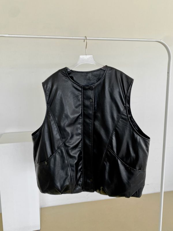 韓┃N9〃皮質夾棉背心┃F 皮革背心, 女生無袖外套, 韓系穿搭, 厚實保暖背心, 寬鬆版外套, 皮革拼接上衣, 黑色羽絨背心, 韓系街頭風, 冬季保暖單品, 女裝背心, 外搭皮革背心, 皮革立領背心