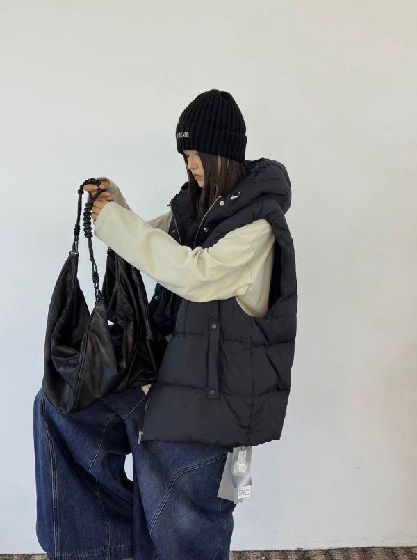 05111102┃秋冬〃三色中長版連帽羽絨外套┃F 韓系羽絨背心, 大陸製女裝, 厚背心, 連帽背心, 保暖外套, 韓系穿搭, 無袖外搭, 女裝羽絨背心, 軍綠背心, 奶白背心, 黑色羽絨背心, 冬季女裝, 寬鬆版背心, 韓國風外套, 立領背心**