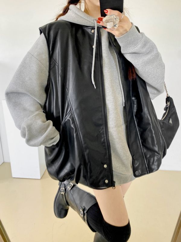 韓┃N9〃皮質夾棉背心┃F 皮革背心, 女生無袖外套, 韓系穿搭, 厚實保暖背心, 寬鬆版外套, 皮革拼接上衣, 黑色羽絨背心, 韓系街頭風, 冬季保暖單品, 女裝背心, 外搭皮革背心, 皮革立領背心