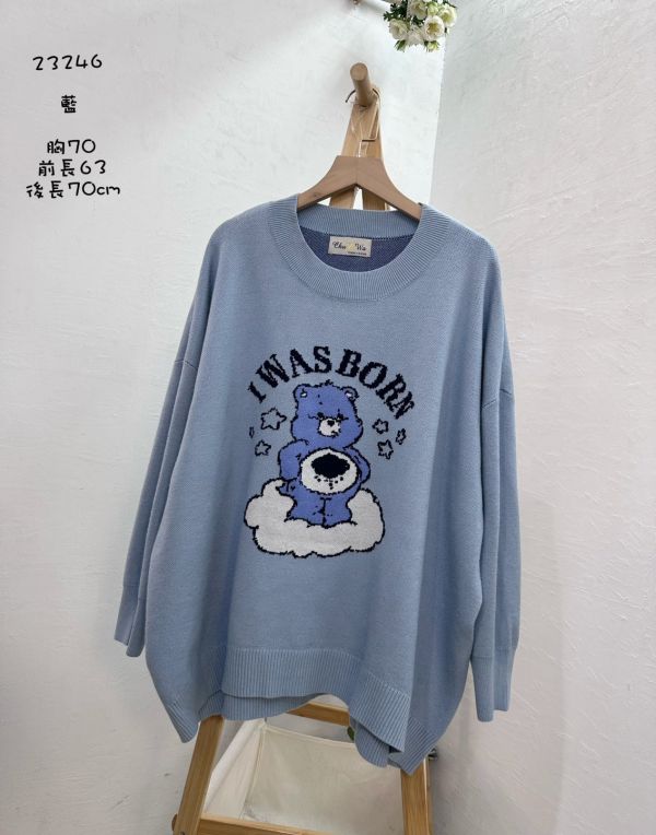 05110104┃秋冬〃23246四色糖果熊毛衣 熊熊毛衣, 卡通針織上衣, 圓領毛衣, 無刷毛毛衣, 厚磅毛衣, 秋冬上衣, 寬鬆版型, 女生休閒穿搭, 插畫毛衣, 雲朵毛衣