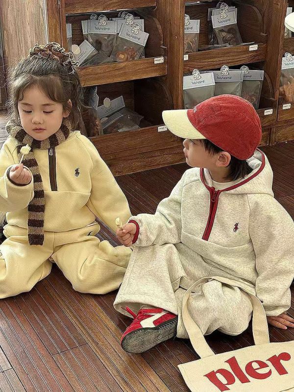 05112106｜秋冬〃四色半拉鍊刺繡套裝｜100-150 兒童套裝
加絨套裝
保暖套裝
冬季童裝
連帽上衣
兒童寬褲
男女童套裝
加厚套裝
雙面絨套裝
幼童套裝
韓版童裝
兒童外出服
兒童家居服