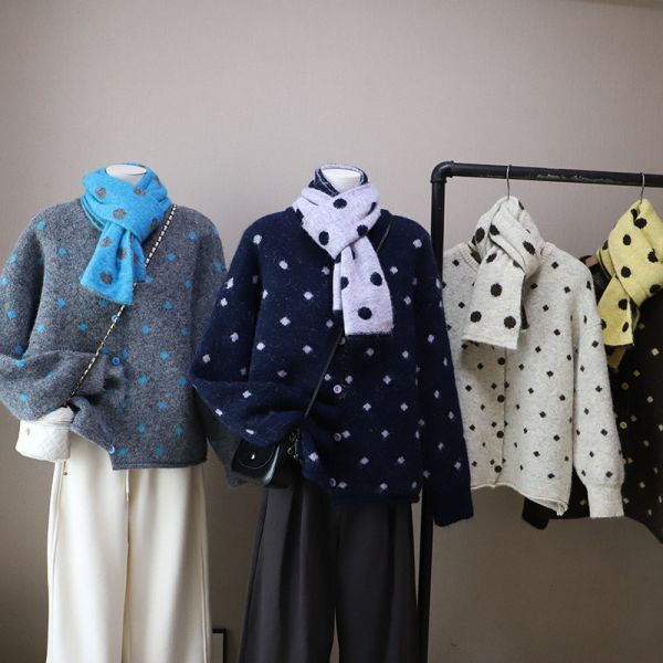 05110405┃秋冬〃四色點點針織開衫圍巾 - 女裝針織毛衣
- 圓點毛衣套組
- 秋冬女裝推薦
- 質感圍巾搭配
- 韓系通勤穿搭
- 親膚不扎針織衫
- 毛衣圍巾組合
- 簡約風格女裝
- 冬季層次穿搭