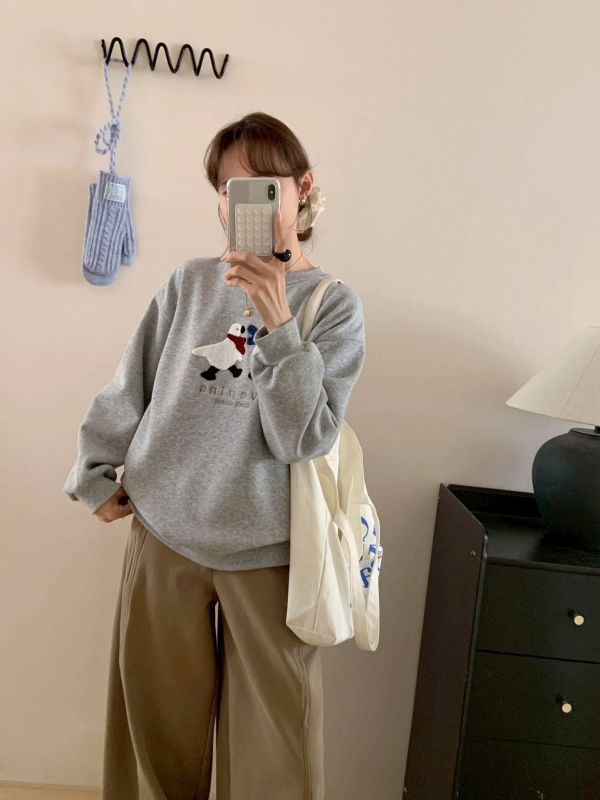 05120605｜秋冬〃9210小鴨圍巾刺繡加絨大學T｜F 女裝衛衣, 刷毛上衣, 貓咪上衣, 毛巾繡衛衣, 可愛女裝, 療癒系穿搭, 寬鬆上衣女, 加絨上衣, 大人可愛風, 顯瘦衛衣, 韓系女裝, 秋冬上衣女, 百搭女裝, 大學T女, 女生可愛穿搭