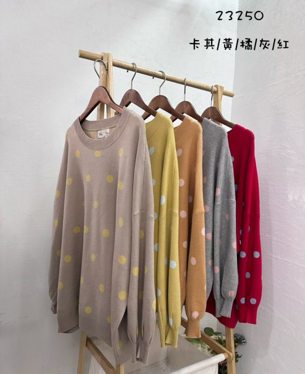 05110103┃秋冬〃23250五色波點毛衣 點點毛衣, 針織上衣, 圓領毛衣, 無刷毛毛衣, 厚磅毛衣, 秋冬上衣, 寬鬆版型, 女生休閒穿搭, 彩色毛衣, 居家毛衣