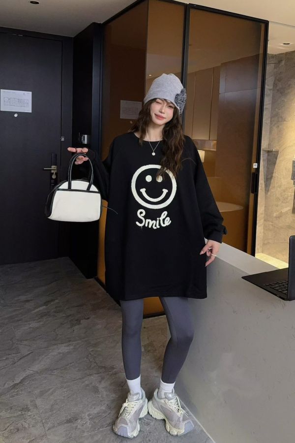 05112205｜秋冬〃1120笑臉毛巾繡長版大學T｜F 微笑上衣, 毛巾刺繡上衣, 長版上衣, 衛衣洋裝, 寬鬆上衣, 可愛女裝, 五色上衣, 秋冬上衣, 笑臉上衣, 休閒上衣, 棉質長版