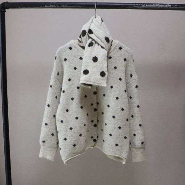 05110405┃秋冬〃四色點點針織開衫圍巾 - 女裝針織毛衣
- 圓點毛衣套組
- 秋冬女裝推薦
- 質感圍巾搭配
- 韓系通勤穿搭
- 親膚不扎針織衫
- 毛衣圍巾組合
- 簡約風格女裝
- 冬季層次穿搭