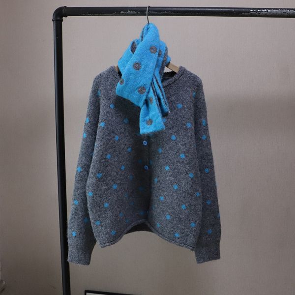 05110405┃秋冬〃四色點點針織開衫圍巾 - 女裝針織毛衣
- 圓點毛衣套組
- 秋冬女裝推薦
- 質感圍巾搭配
- 韓系通勤穿搭
- 親膚不扎針織衫
- 毛衣圍巾組合
- 簡約風格女裝
- 冬季層次穿搭