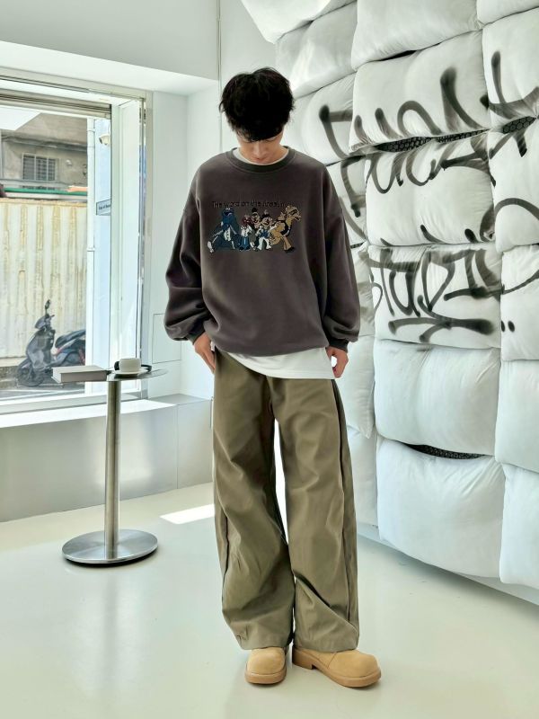 05110307┃秋冬〃21552芝麻街夜總會寬版大學T - 芝麻街大學T
- 插畫風格上衣
- 寬版中性上衣
- 情侶穿搭推薦
- F 尺寸大學T
- 卡通印花上衣
- 秋冬休閒穿搭
- 韓系童趣風格
- 男女同款衛衣
- 棕色奶油灰色上衣