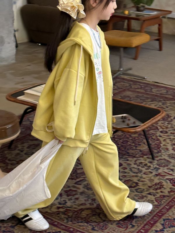 05110408┃TC秋冬〃黃色連帽外套長褲套裝┃110-160 - 兒童套裝
- 黃色休閒服
- 連帽外套長褲組
- 秋冬童裝
- 純棉童裝
- 兒童運動風穿搭
- 男女童皆可
- 亮色系童裝
- 尺寸110–160童裝