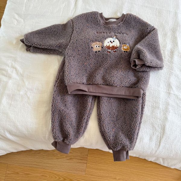 05111411┃兄妹家秋冬〃250631羊羔絨貼布刺繡套裝┃80-150 兒童羊羔絨套裝

加厚絨毛套裝

SWEET DREAM 童裝

可愛刺繡童裝

男童冬季套裝

女童兩件組

兒童保暖套裝

加厚上衣褲子

80-150童裝

羊羔絨上衣褲套裝

冬季童裝套裝