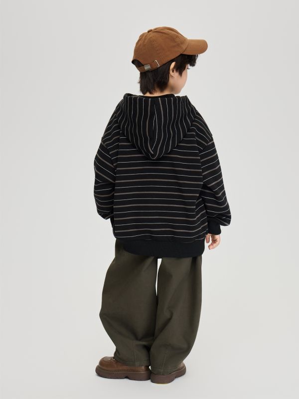 05110316┃TFYU秋冬〃條紋加絨連帽T┃100-170 - 兒童帽T套裝
- 條紋刷毛上衣
- 極寬版垂墜褲
- 秋冬童裝推薦
- 100–170 尺寸童裝
- 男童女童街頭風
- 保暖不扎膚
- 顆粒絨內裡
- 中性童裝穿搭
- 韓系童裝套裝