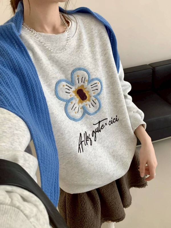 05121001｜秋冬〃電繡花朵加絨大學T｜F 韓系衛衣, 刺繡衛衣, 小花刺繡, 大學TEE, 刷毛衛衣, 寬版上衣, 顯瘦穿搭, 冬季保暖上衣, 女生衛衣, 休閒百搭, 韓風上衣, 加厚衛衣, 內刷毛, 落肩版型, 日系學院風
