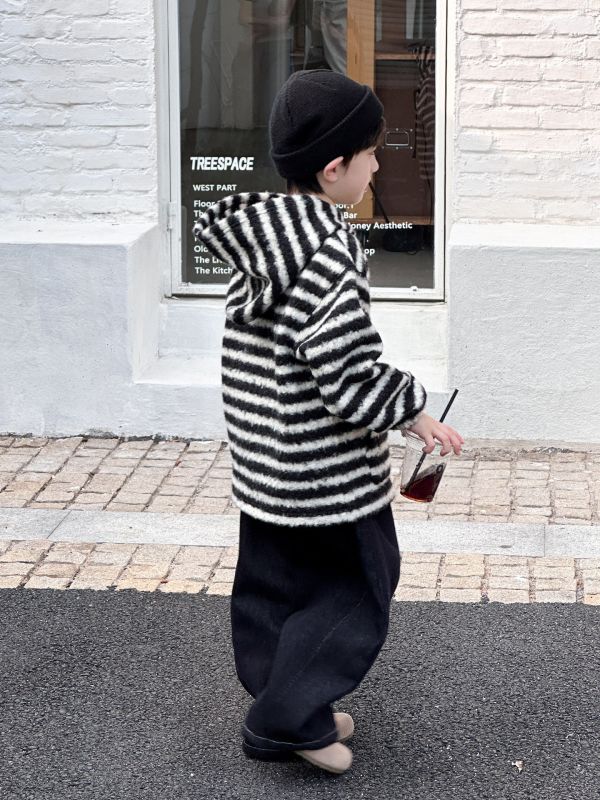 05110303┃MIC秋冬〃黑色毛絨條紋連帽T┃100-160 - 韓版童裝
- 兔毛衛衣
- 男童連帽上衣
- 冬季親膚衣物
- 條紋童裝
- 潮男穿搭
- 柔軟不扎
- 兒童保暖衣
- 男童冬季外套
- 韓系童裝推薦