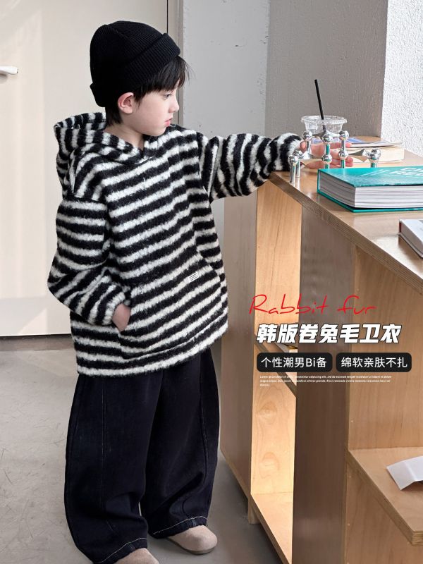 05110303┃MIC秋冬〃黑色毛絨條紋連帽T┃100-160 - 韓版童裝
- 兔毛衛衣
- 男童連帽上衣
- 冬季親膚衣物
- 條紋童裝
- 潮男穿搭
- 柔軟不扎
- 兒童保暖衣
- 男童冬季外套
- 韓系童裝推薦