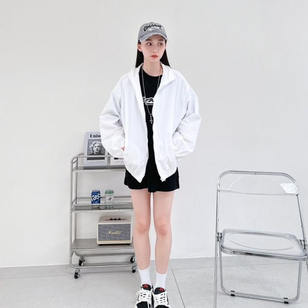 05110305┃秋冬〃98097立領素面防風外套┃M-XL - 防風外套
- 成人輕量外套
- 韓系休閒穿搭
- 情侶外套推薦
- 多色風衣
- M–XL 外套尺寸
- 秋冬外套推薦
- 輕薄外套
- 機能風衣
- 男女同款外套