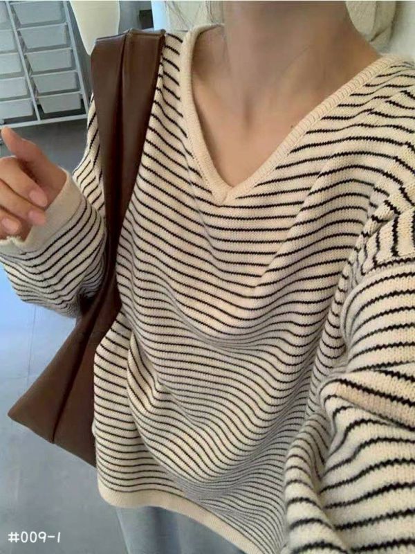 05120711｜秋冬〃009韓系細條紋側開衩上衣｜F 條紋針織, V領毛衣, 韓系上衣, 落肩毛衣, 顯瘦上衣, 寬鬆針織, 女生上衣, 秋冬穿搭