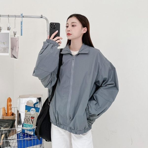 05110305┃秋冬〃98097立領素面防風外套┃M-XL - 防風外套
- 成人輕量外套
- 韓系休閒穿搭
- 情侶外套推薦
- 多色風衣
- M–XL 外套尺寸
- 秋冬外套推薦
- 輕薄外套
- 機能風衣
- 男女同款外套