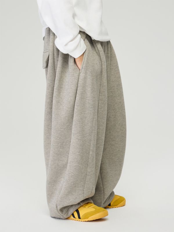 05110315┃TFYU秋冬〃兩色加絨打折運動褲┃100-170 - 兒童寬褲
- 垂墜感童裝褲子
- 街頭風童裝
- 高磅數布料
- 100–170 尺寸童褲
- 黑色灰色寬褲
- 秋冬童裝推薦
- 男童女童寬褲
- 中性褲款
- 韓系童裝穿搭