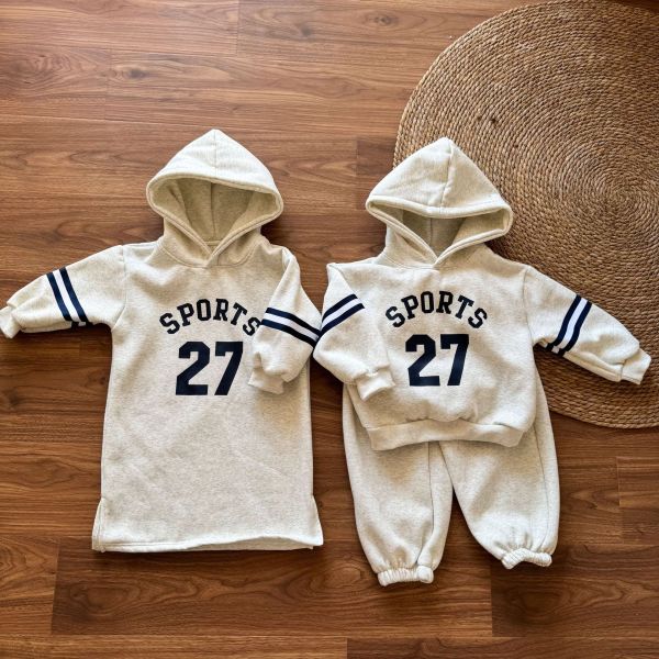 05111410┃兄妹家秋冬〃250640數字加絨連帽T/裙┃80-150 兒童加絨套裝

兒童連帽套裝

SPORTS字母童裝

男童加絨上衣褲子

女童加絨洋裝

兒童運動套裝

冬季童裝套裝

兒童加厚套裝

80-150童裝

兒童連帽衛衣

姐弟裝

兄妹裝