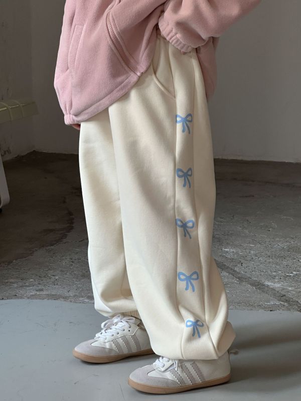 05111704｜TC家冬〃四色加絨蝴蝶結邊運動褲｜100-160 蝴蝶結褲
加絨運動褲
女童運動褲
女童加厚長褲
女童秋冬褲
寬鬆保暖褲
內刷毛棉褲
女童休閒褲
冬季加絨褲
小女孩暖褲
蝴蝶結刺繡褲
女童寬褲
親子穿搭褲
百搭運動褲
保暖束口褲
加絨束腳褲
女童家居褲
兒童保暖長褲
秋冬打底褲
100-160童褲