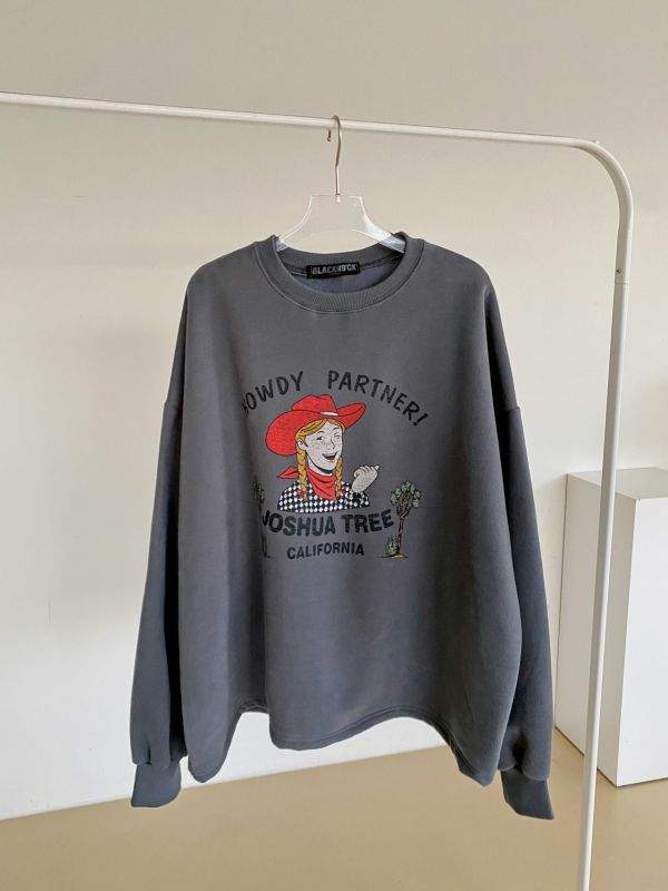 韓┃N9〃三色加絨牛仔女孩T┃F 韓國加絨上衣, 女生大學T, 美式印花衛衣, HOWDY PARTNER, JOSHUA TREE, 韓國女裝, 保暖圓領T, 寬鬆版衛衣, 秋冬加厚上衣, 韓系穿搭, 棕色衛衣, 奶灰色衛衣, 墨灰大學T, 女裝加絨長袖