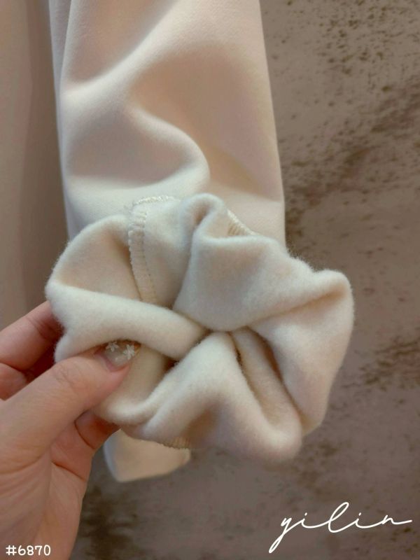 05120712｜秋冬〃6870BLESSED字母刺繡貼布厚刷毛大學T｜F 刷毛大學T, 字母衛衣, 寬鬆衛衣, 韓系衛衣, 顯瘦上衣, 蓬袖上衣, 秋冬穿搭, 休閒上衣