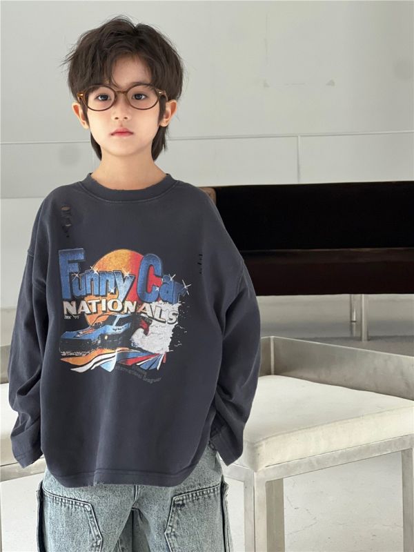 05110201┃SN〃8337兩色賽車印花T┃100-160 兒童衛衣, 復古印花上衣, 美式賽車風, 破壞風衛衣, 寬版落肩, 秋冬上衣, 男童女童休閒穿搭, 圓領長袖, 100～160童裝, 街頭風童裝