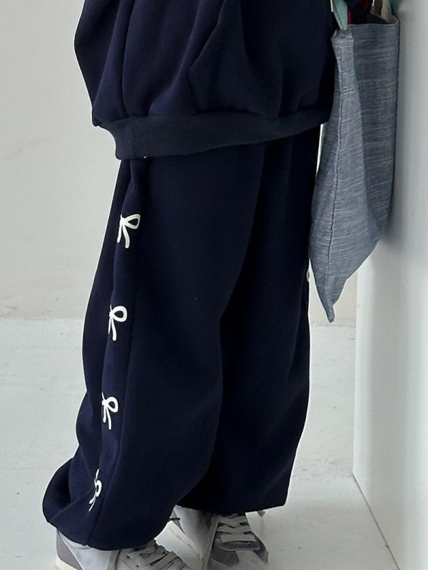 05111704｜TC家冬〃四色加絨蝴蝶結邊運動褲｜100-160 蝴蝶結褲
加絨運動褲
女童運動褲
女童加厚長褲
女童秋冬褲
寬鬆保暖褲
內刷毛棉褲
女童休閒褲
冬季加絨褲
小女孩暖褲
蝴蝶結刺繡褲
女童寬褲
親子穿搭褲
百搭運動褲
保暖束口褲
加絨束腳褲
女童家居褲
兒童保暖長褲
秋冬打底褲
100-160童褲