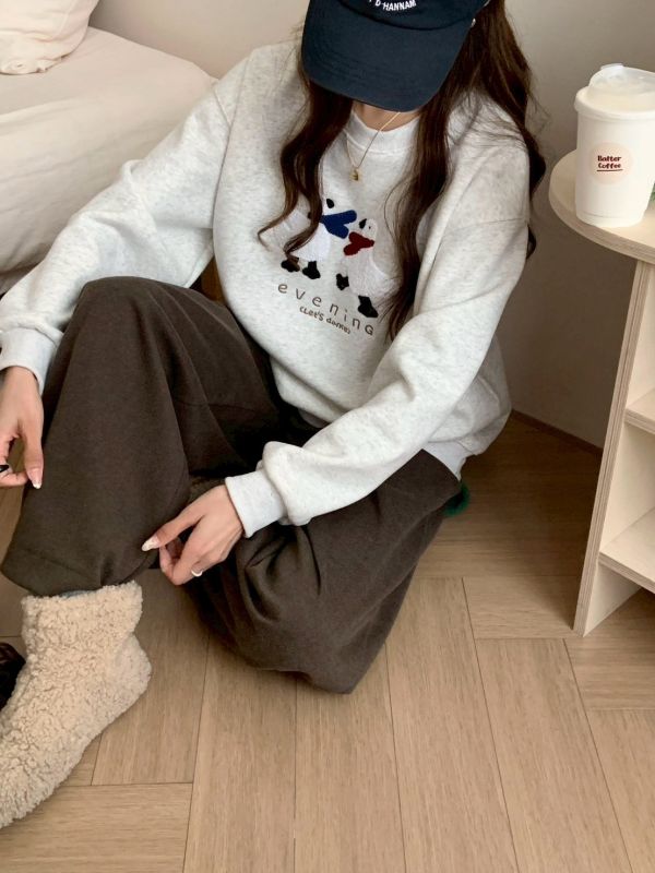 05120605｜秋冬〃9210小鴨圍巾刺繡加絨大學T｜F 女裝衛衣, 刷毛上衣, 貓咪上衣, 毛巾繡衛衣, 可愛女裝, 療癒系穿搭, 寬鬆上衣女, 加絨上衣, 大人可愛風, 顯瘦衛衣, 韓系女裝, 秋冬上衣女, 百搭女裝, 大學T女, 女生可愛穿搭