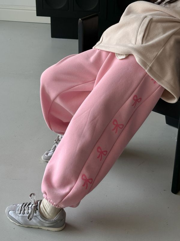 05111704｜TC家冬〃四色加絨蝴蝶結邊運動褲｜100-160 蝴蝶結褲
加絨運動褲
女童運動褲
女童加厚長褲
女童秋冬褲
寬鬆保暖褲
內刷毛棉褲
女童休閒褲
冬季加絨褲
小女孩暖褲
蝴蝶結刺繡褲
女童寬褲
親子穿搭褲
百搭運動褲
保暖束口褲
加絨束腳褲
女童家居褲
兒童保暖長褲
秋冬打底褲
100-160童褲