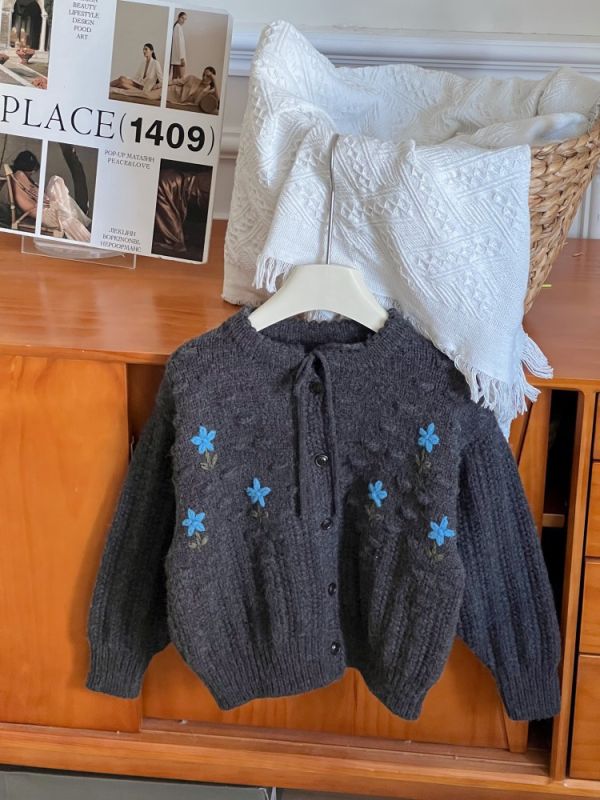 05111610｜小艾家秋冬〃H169灰色立體花針織外套｜90-160 兒童毛衣、兒童開衫、手工小花毛衣、女童外套、針織開衫、秋冬外搭、保暖毛衣、女童毛衣、百搭外套、韓版童裝、90cm–160cm、女童針織外套