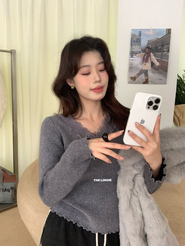 05120702｜LEMON〃6891氣質蕾絲V領軟糯顯瘦針織上衣｜F 蕾絲針織, V領針織, 韓系上衣, 女生針織衫, 修身上衣, 顯瘦穿搭, 長袖上衣, 百搭上衣, 內搭上衣, 秋冬針織