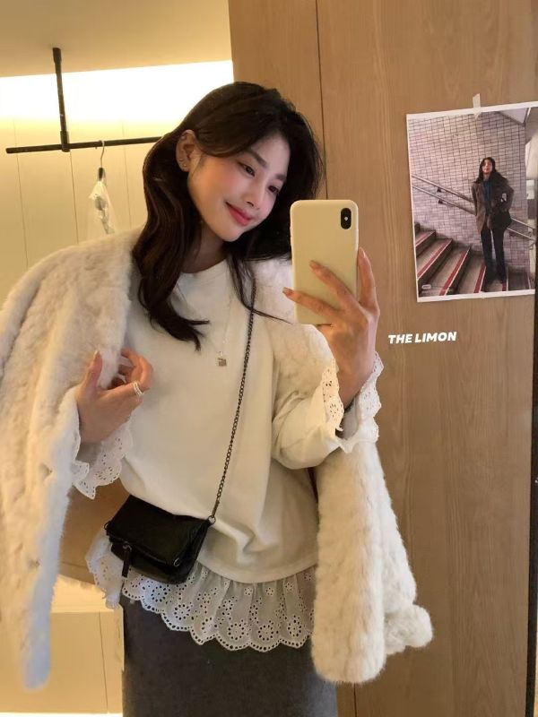 05112201｜LEMON〃9369磨毛圓領蕾絲拼接長袖T｜F 白色上衣, 蕾絲上衣, 鏤空蕾絲, 蕾絲下擺, 長袖上衣, 氣質女裝, 韓系上衣, 通勤上衣, 百搭上衣, 圓領上衣, 內搭外穿