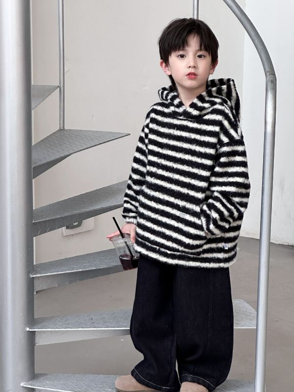 05110303┃MIC秋冬〃黑色毛絨條紋連帽T┃100-160 - 韓版童裝
- 兔毛衛衣
- 男童連帽上衣
- 冬季親膚衣物
- 條紋童裝
- 潮男穿搭
- 柔軟不扎
- 兒童保暖衣
- 男童冬季外套
- 韓系童裝推薦