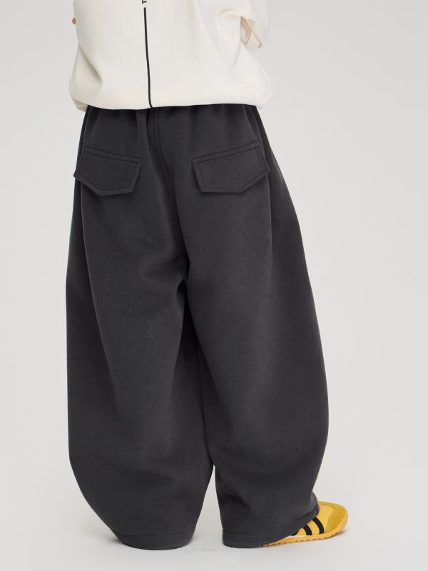 05110315┃TFYU秋冬〃兩色加絨打折運動褲┃100-170 - 兒童寬褲
- 垂墜感童裝褲子
- 街頭風童裝
- 高磅數布料
- 100–170 尺寸童褲
- 黑色灰色寬褲
- 秋冬童裝推薦
- 男童女童寬褲
- 中性褲款
- 韓系童裝穿搭