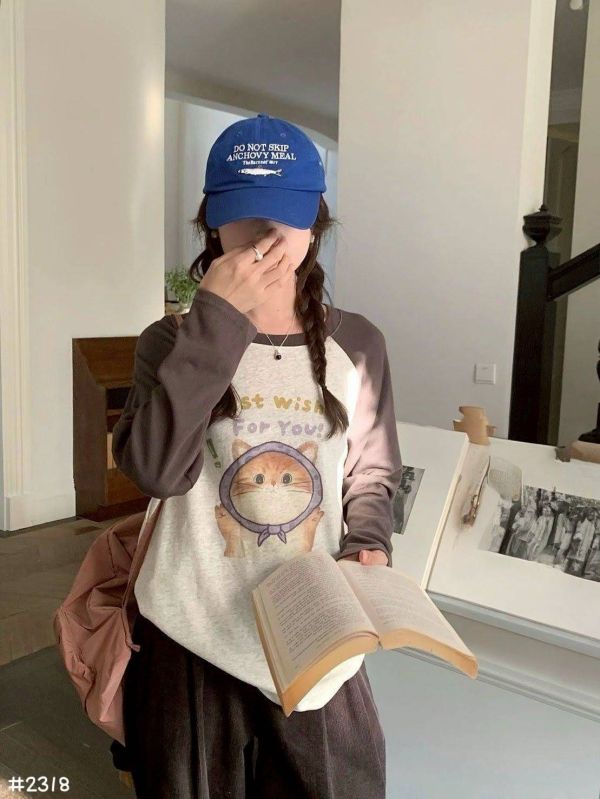05110611┃秋冬〃2318頭巾的貓咪印花T┃F┃251110結單 貓咪上衣、拼色T恤、插畫T、長袖上衣、韓版T恤、中性上衣、可愛上衣、休閒風T、秋冬T恤、寬鬆長袖