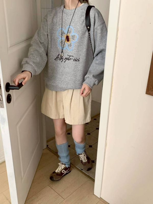 05121001｜秋冬〃電繡花朵加絨大學T｜F 韓系衛衣, 刺繡衛衣, 小花刺繡, 大學TEE, 刷毛衛衣, 寬版上衣, 顯瘦穿搭, 冬季保暖上衣, 女生衛衣, 休閒百搭, 韓風上衣, 加厚衛衣, 內刷毛, 落肩版型, 日系學院風