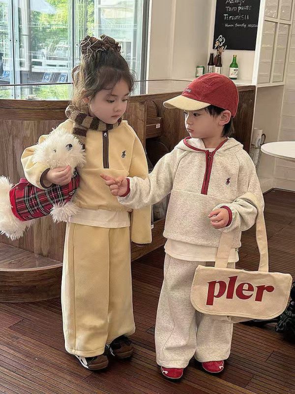 05112106｜秋冬〃四色半拉鍊刺繡套裝｜100-150 兒童套裝
加絨套裝
保暖套裝
冬季童裝
連帽上衣
兒童寬褲
男女童套裝
加厚套裝
雙面絨套裝
幼童套裝
韓版童裝
兒童外出服
兒童家居服