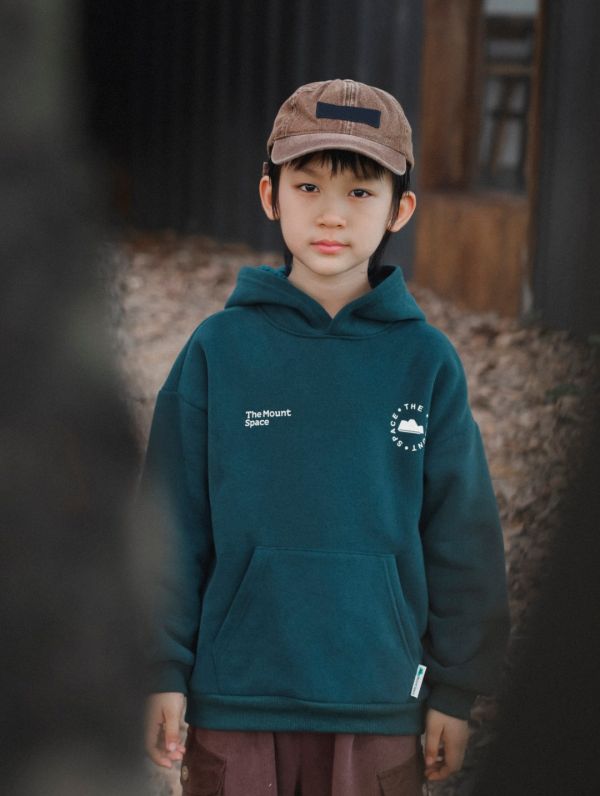 05121211｜猿寶秋冬〃8084墨綠色加絨連帽T｜110-170 中大童衛衣, 童裝連帽衛衣, 加絨衛衣, 刷毛上衣, 山系童裝, 戶外風童裝, 男童衛衣, 女童衛衣, 秋冬童裝, The Mount Space, 中大童上衣, 保暖童裝, 親子戶外穿搭