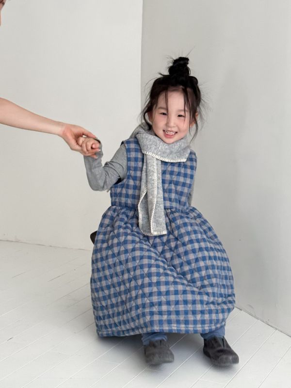 05120205｜KUMAI秋冬〃D26藍色格子背心裙｜90-150 童裝背心裙, 格紋洋裝, 中大童洋裝, 鋪棉背心, 秋冬童裝, 公主裙, 層次穿搭, 內搭洋裝, 女童穿搭, InBaby童裝