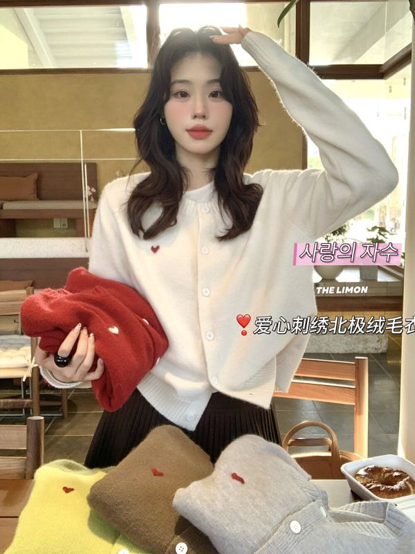 05112202｜LEMON〃2281圓領北極絨愛心刺繡開襟針織衫｜F 針織外套, 多色針織, 羊毛感外套, 開襟外套, 小愛心針織, 短版針織, 韓系外套, 秋冬外套, 杏色外套, 灰色針織, 紅色針織, 咖色針織, 芥綠針織